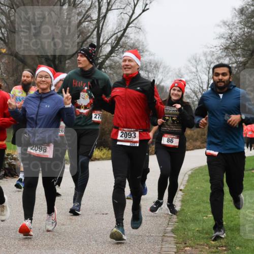 08.12.2024 - St. Pauli X-Mass-Run No. 14 Strokosch-Dieckow http://msf.ph/oto/7502275 08.12.2024 09:52:56 Laufen 2094, 2098, 26, 278, 2093, 2093, 86 meine-sportfotos.de