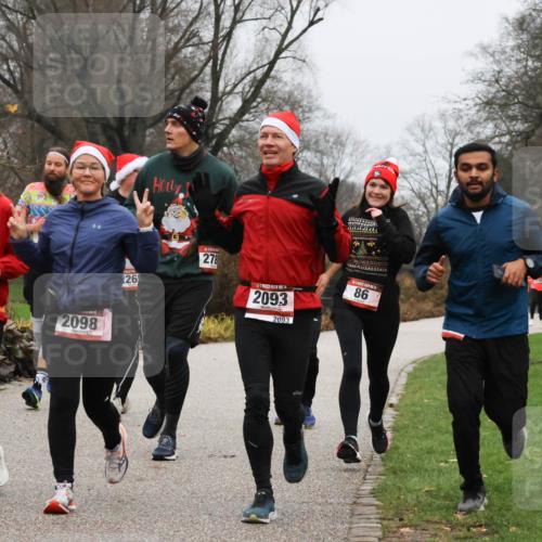 08.12.2024 - St. Pauli X-Mass-Run No. 14 Strokosch-Dieckow http://msf.ph/oto/7502277 08.12.2024 09:52:56 Laufen 2094, 2098, 26, 278, 102091110101, 2093, 2093, 86 meine-sportfotos.de