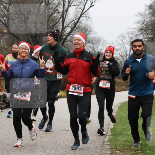 08.12.2024 - St. Pauli X-Mass-Run No. 14 Strokosch-Dieckow http://msf.ph/oto/7502279 08.12.2024 09:52:56 Laufen 2094, 2098, 226, 278, 2093, 2093, 86 meine-sportfotos.de
