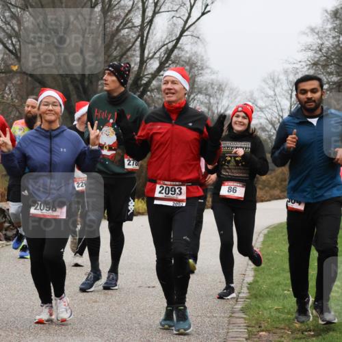08.12.2024 - St. Pauli X-Mass-Run No. 14 Strokosch-Dieckow http://msf.ph/oto/7502282 08.12.2024 09:52:56 Laufen 2094, 2098, 22, 278, 091910101, 2093, 2093, 86 meine-sportfotos.de