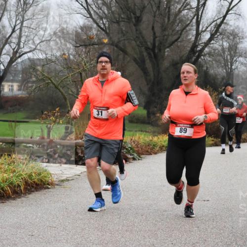 08.12.2024 - St. Pauli X-Mass-Run No. 14 Strokosch-Dieckow http://msf.ph/oto/7502300 08.12.2024 09:53:17 Laufen 14, 31, 14, 89, 3313, 5077, 3311, 758 meine-sportfotos.de
