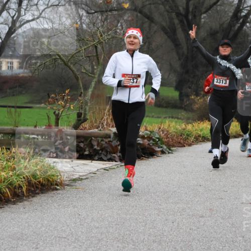 08.12.2024 - St. Pauli X-Mass-Run No. 14 Strokosch-Dieckow http://msf.ph/oto/7502307 08.12.2024 09:53:20 Laufen 14, 3313, 3311, 3077 meine-sportfotos.de