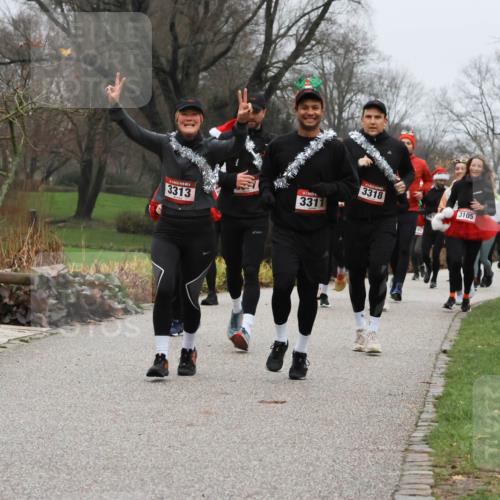 08.12.2024 - St. Pauli X-Mass-Run No. 14 Strokosch-Dieckow http://msf.ph/oto/7502321 08.12.2024 09:53:22 Laufen 3313, 3311, 3318, 4, 37, 3105 meine-sportfotos.de