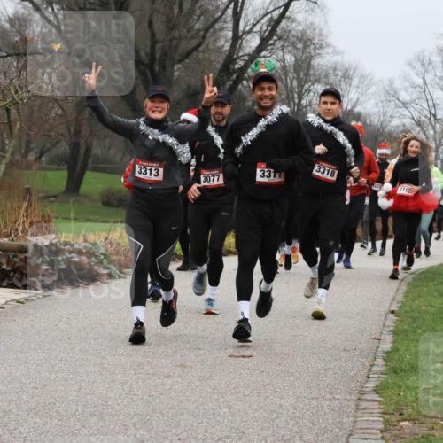 08.12.2024 - St. Pauli X-Mass-Run No. 14 Strokosch-Dieckow http://msf.ph/oto/7502324 08.12.2024 09:53:22 Laufen 3313, 3077, 3311, 3318, 678, 310 meine-sportfotos.de