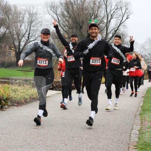 08.12.2024 - St. Pauli X-Mass-Run No. 14 Strokosch-Dieckow http://msf.ph/oto/7502336 08.12.2024 09:53:24 Laufen 3313, 3077, 3311, 3318, 2, 3105 meine-sportfotos.de