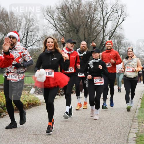 08.12.2024 - St. Pauli X-Mass-Run No. 14 Strokosch-Dieckow http://msf.ph/oto/7502340 08.12.2024 09:53:27 Laufen 14, 2758, 2758, 3104, 105, 317, 203, 3310, 3310, 015, 201, 955 meine-sportfotos.de