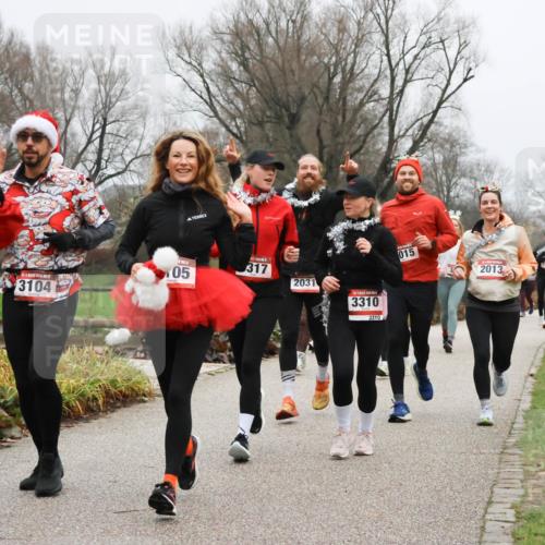 08.12.2024 - St. Pauli X-Mass-Run No. 14 Strokosch-Dieckow http://msf.ph/oto/7502342 08.12.2024 09:53:27 Laufen 14, 758, 2758, 3104, 4, 05, 317, 2031, 3310, 3310, 015, 2013 meine-sportfotos.de