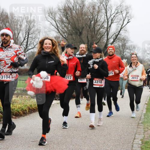 08.12.2024 - St. Pauli X-Mass-Run No. 14 Strokosch-Dieckow http://msf.ph/oto/7502344 08.12.2024 09:53:27 Laufen 14, 3104, 5, 317, 2031, 3310, 3310, 015, 2013 meine-sportfotos.de