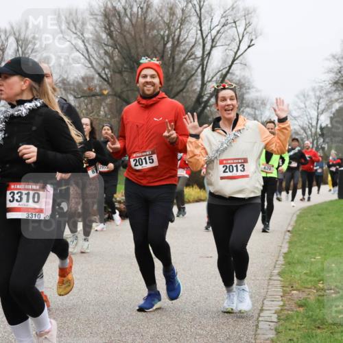 08.12.2024 - St. Pauli X-Mass-Run No. 14 Strokosch-Dieckow http://msf.ph/oto/7502357 08.12.2024 09:53:29 Laufen 14, 317, 14, 3310, 3310, 2955, 2015, 180, 14, 2013, 620 meine-sportfotos.de