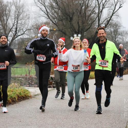 08.12.2024 - St. Pauli X-Mass-Run No. 14 Strokosch-Dieckow http://msf.ph/oto/7502360 08.12.2024 09:53:31 Laufen 14, 2955, 1678, 3180, 330, 179, 620, 3315, 2160 meine-sportfotos.de