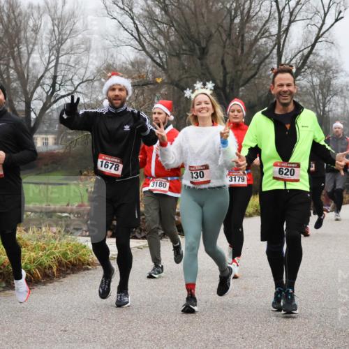 08.12.2024 - St. Pauli X-Mass-Run No. 14 Strokosch-Dieckow http://msf.ph/oto/7502367 08.12.2024 09:53:31 Laufen 2955, 1678, 3180, 14, 330, 3179, 620, 3315, 216 meine-sportfotos.de