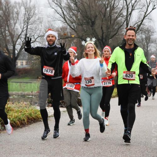 08.12.2024 - St. Pauli X-Mass-Run No. 14 Strokosch-Dieckow http://msf.ph/oto/7502368 08.12.2024 09:53:31 Laufen 2955, 1678, 3180, 330, 3179, 620, 3315 meine-sportfotos.de