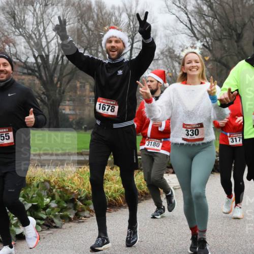 08.12.2024 - St. Pauli X-Mass-Run No. 14 Strokosch-Dieckow http://msf.ph/oto/7502372 08.12.2024 09:53:32 Laufen 14, 2955, 14, 1678, 3180, 14, 330, 317, 14, 620, 3316 meine-sportfotos.de