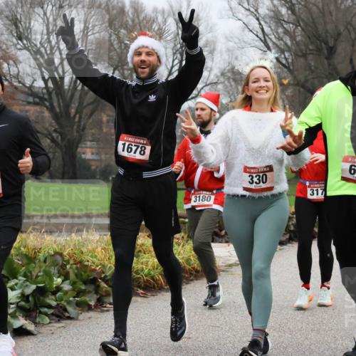 08.12.2024 - St. Pauli X-Mass-Run No. 14 Strokosch-Dieckow http://msf.ph/oto/7502373 08.12.2024 09:53:32 Laufen 14, 2955, 14, 1678, 3180, 14, 330, 317, 14, 620, 3316 meine-sportfotos.de