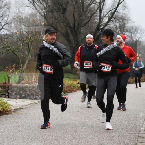08.12.2024 - St. Pauli X-Mass-Run No. 14 Strokosch-Dieckow http://msf.ph/oto/7502377 08.12.2024 09:53:35 Laufen 3316, 2663, 2663, 14, 315, 2165 meine-sportfotos.de