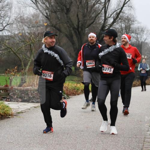 08.12.2024 - St. Pauli X-Mass-Run No. 14 Strokosch-Dieckow http://msf.ph/oto/7502380 08.12.2024 09:53:35 Laufen 14, 3316, 2663, 2663, 14, 3315, 48, 2165 meine-sportfotos.de