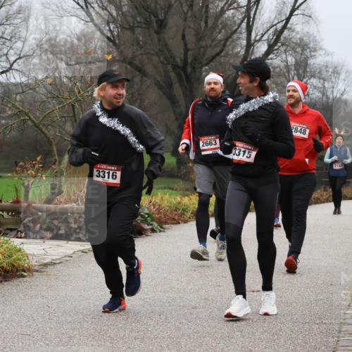 08.12.2024 - St. Pauli X-Mass-Run No. 14 Strokosch-Dieckow http://msf.ph/oto/7502381 08.12.2024 09:53:35 Laufen 14, 3316, 2663, 2663, 14, 3315, 2848, 2165, 1959 meine-sportfotos.de