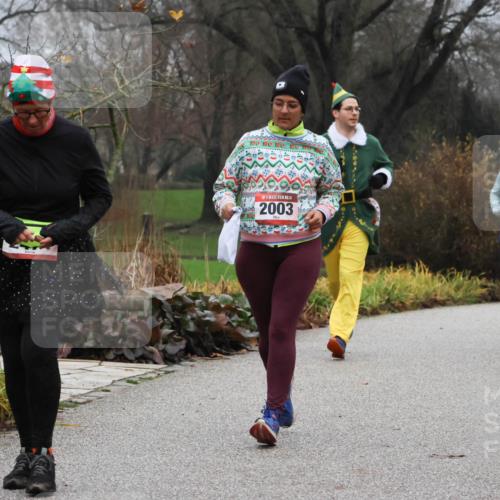 08.12.2024 - St. Pauli X-Mass-Run No. 14 Strokosch-Dieckow http://msf.ph/oto/7502390 08.12.2024 09:53:39 Laufen 14, 2003, 2165, 1959 meine-sportfotos.de