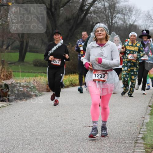 08.12.2024 - St. Pauli X-Mass-Run No. 14 Strokosch-Dieckow http://msf.ph/oto/7502403 08.12.2024 09:53:51 Laufen 3312, 14, 1232, 4, 253, 383 meine-sportfotos.de