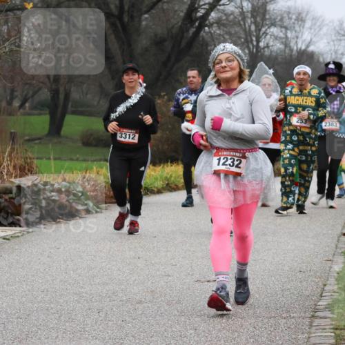 08.12.2024 - St. Pauli X-Mass-Run No. 14 Strokosch-Dieckow http://msf.ph/oto/7502406 08.12.2024 09:53:52 Laufen 3312, 14, 1232, 253, 2383 meine-sportfotos.de
