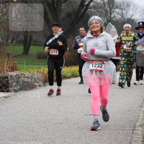 08.12.2024 - St. Pauli X-Mass-Run No. 14 Strokosch-Dieckow http://msf.ph/oto/7502407 08.12.2024 09:53:52 Laufen 3312, 20, 14, 1232, 253, 2383, 600 meine-sportfotos.de