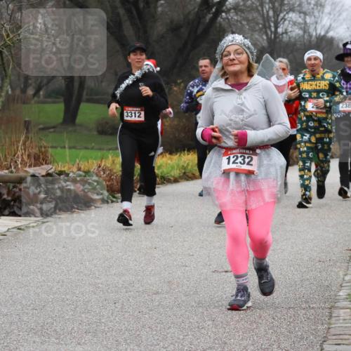 08.12.2024 - St. Pauli X-Mass-Run No. 14 Strokosch-Dieckow http://msf.ph/oto/7502410 08.12.2024 09:53:52 Laufen 3312, 14, 1232, 2383 meine-sportfotos.de