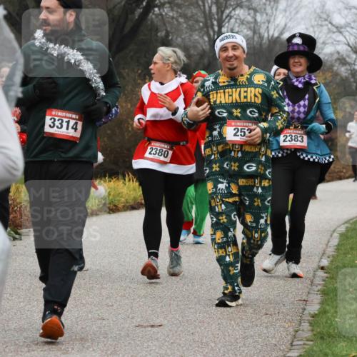 08.12.2024 - St. Pauli X-Mass-Run No. 14 Strokosch-Dieckow http://msf.ph/oto/7502413 08.12.2024 09:53:54 Laufen 2, 14, 3314, 14, 2380, 25, 2383, 2822 meine-sportfotos.de