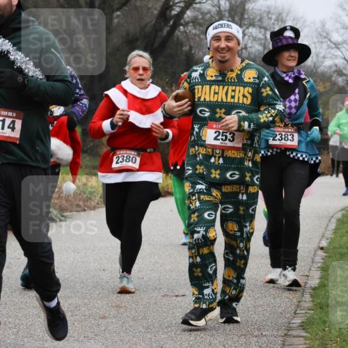 08.12.2024 - St. Pauli X-Mass-Run No. 14 Strokosch-Dieckow http://msf.ph/oto/7502422 08.12.2024 09:53:55 Laufen 14, 3314, 253, 1, 2380, 2383, 2822 meine-sportfotos.de