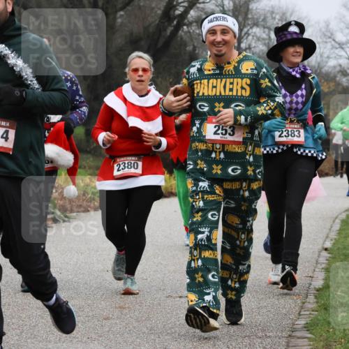 08.12.2024 - St. Pauli X-Mass-Run No. 14 Strokosch-Dieckow http://msf.ph/oto/7502424 08.12.2024 09:53:55 Laufen 14, 3314, 14, 2380, 253, 2383, 414, 2822 meine-sportfotos.de