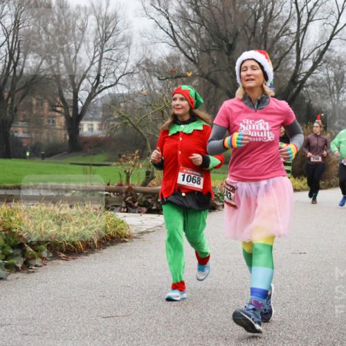 08.12.2024 - St. Pauli X-Mass-Run No. 14 Strokosch-Dieckow http://msf.ph/oto/7502426 08.12.2024 09:53:59 Laufen 1068, 14, 19100, 748, 2822 meine-sportfotos.de