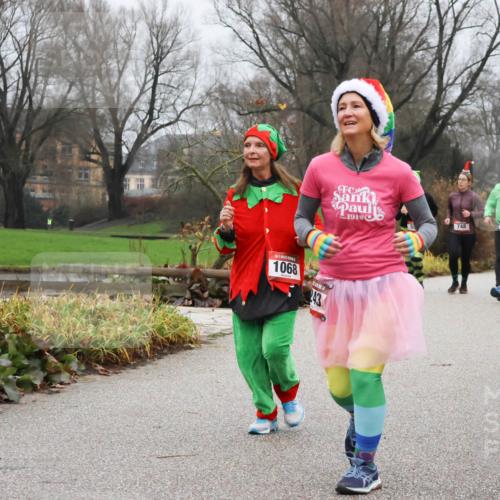 08.12.2024 - St. Pauli X-Mass-Run No. 14 Strokosch-Dieckow http://msf.ph/oto/7502430 08.12.2024 09:53:59 Laufen 191, 748, 2822, 1068, 243 meine-sportfotos.de