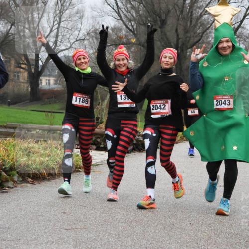08.12.2024 - St. Pauli X-Mass-Run No. 14 Strokosch-Dieckow http://msf.ph/oto/7502477 08.12.2024 09:54:23 Laufen 1189, 13, 1355, 2042, 2042, 65, 2043, 129 meine-sportfotos.de