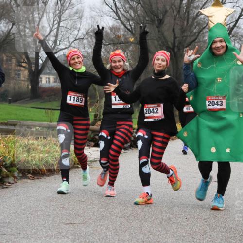 08.12.2024 - St. Pauli X-Mass-Run No. 14 Strokosch-Dieckow http://msf.ph/oto/7502478 08.12.2024 09:54:23 Laufen 1189, 13, 1355, 2042, 2042, 65, 2043, 65, 129 meine-sportfotos.de