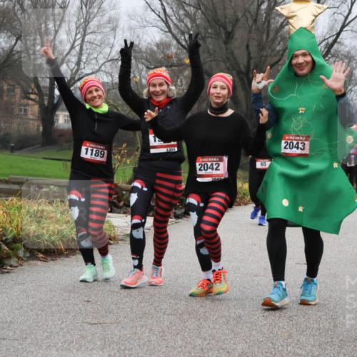 08.12.2024 - St. Pauli X-Mass-Run No. 14 Strokosch-Dieckow http://msf.ph/oto/7502482 08.12.2024 09:54:23 Laufen 1189, 1355, 14, 2042, 2042, 65, 2043, 65, 129 meine-sportfotos.de