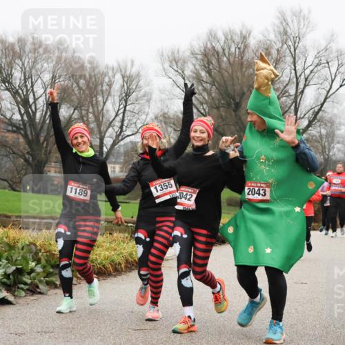 08.12.2024 - St. Pauli X-Mass-Run No. 14 Strokosch-Dieckow http://msf.ph/oto/7502484 08.12.2024 09:54:24 Laufen 10, 1189, 1355, 1355, 2042, 2042, 2043, 165, 129 meine-sportfotos.de
