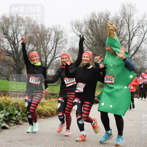 08.12.2024 - St. Pauli X-Mass-Run No. 14 Strokosch-Dieckow http://msf.ph/oto/7502486 08.12.2024 09:54:24 Laufen 1189, 1355, 1355, 2042, 2042, 2043, 40, 165, 129 meine-sportfotos.de