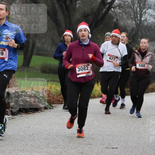 08.12.2024 - St. Pauli X-Mass-Run No. 14 Strokosch-Dieckow http://msf.ph/oto/7502510 08.12.2024 09:54:39 Laufen 1, 14, 3169, 14, 3082, 3082, 627, 580, 2208 meine-sportfotos.de