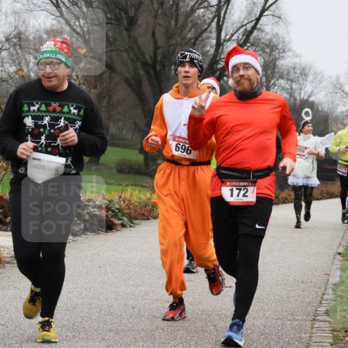 08.12.2024 - St. Pauli X-Mass-Run No. 14 Strokosch-Dieckow http://msf.ph/oto/7502540 08.12.2024 09:54:52 Laufen 1, 8, 696, 14, 172, 2056, 2077, 1957 meine-sportfotos.de