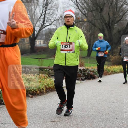 08.12.2024 - St. Pauli X-Mass-Run No. 14 Strokosch-Dieckow http://msf.ph/oto/7502546 08.12.2024 09:54:54 Laufen 14, 696, 14, 1421, 1421, 3153, 2080, 2056 meine-sportfotos.de