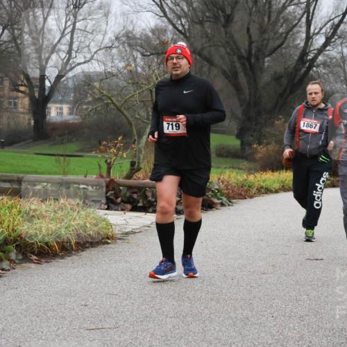08.12.2024 - St. Pauli X-Mass-Run No. 14 Strokosch-Dieckow http://msf.ph/oto/7502561 08.12.2024 09:54:59 Laufen 719, 1867, 4, 1957 meine-sportfotos.de