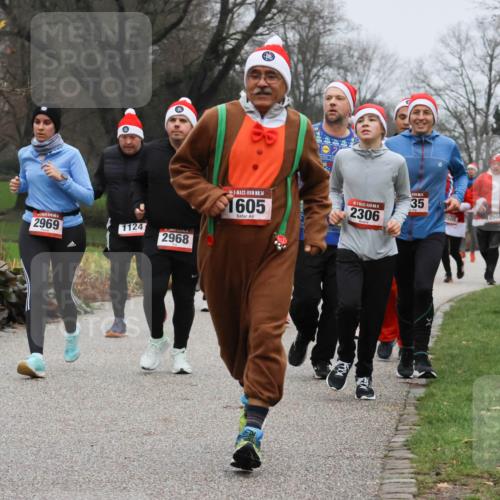 08.12.2024 - St. Pauli X-Mass-Run No. 14 Strokosch-Dieckow http://msf.ph/oto/7502586 08.12.2024 09:55:10 Laufen 2969, 1124, 2968, 14, 1605, 14, 2306, 35, 2504, 505 meine-sportfotos.de