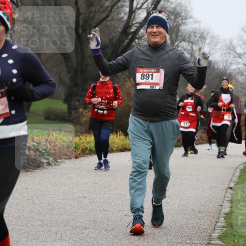 08.12.2024 - St. Pauli X-Mass-Run No. 14 Strokosch-Dieckow http://msf.ph/oto/7502658 08.12.2024 09:55:39 Laufen 151, 14, 891, 891, 11, 451 meine-sportfotos.de