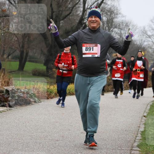 08.12.2024 - St. Pauli X-Mass-Run No. 14 Strokosch-Dieckow http://msf.ph/oto/7502665 08.12.2024 09:55:39 Laufen 14, 14, 891, 891, 11, 451 meine-sportfotos.de