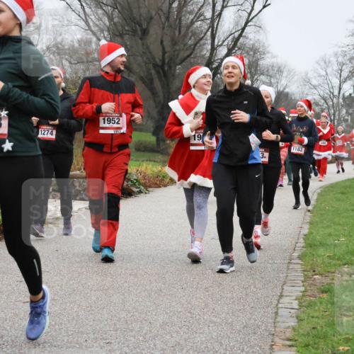 08.12.2024 - St. Pauli X-Mass-Run No. 14 Strokosch-Dieckow http://msf.ph/oto/7502696 08.12.2024 09:55:59 Laufen 14, 152, 1153, 1274, 1952, 1952, 1, 19, 3, 1183 meine-sportfotos.de