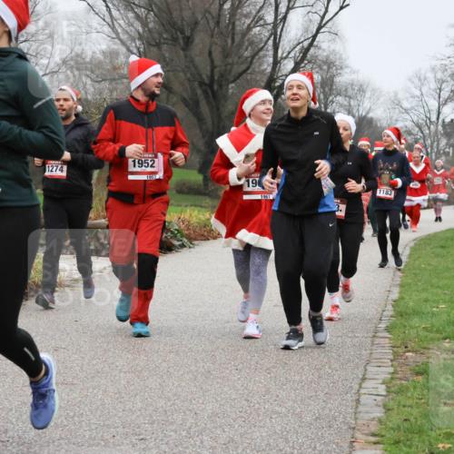 08.12.2024 - St. Pauli X-Mass-Run No. 14 Strokosch-Dieckow http://msf.ph/oto/7502699 08.12.2024 09:55:59 Laufen 14, 52, 1153, 1274, 1952, 1952, 19, 1961, 1183 meine-sportfotos.de