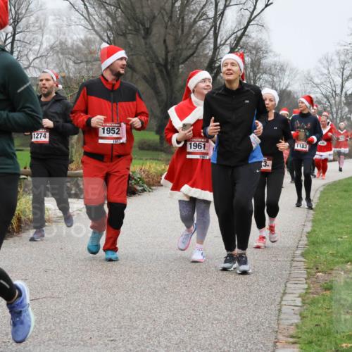 08.12.2024 - St. Pauli X-Mass-Run No. 14 Strokosch-Dieckow http://msf.ph/oto/7502701 08.12.2024 09:55:59 Laufen 1153, 1274, 1952, 1952, 1961, 1961, 3, 1183 meine-sportfotos.de