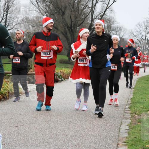 08.12.2024 - St. Pauli X-Mass-Run No. 14 Strokosch-Dieckow http://msf.ph/oto/7502702 08.12.2024 09:55:59 Laufen 1153, 1274, 1952, 1952, 1961, 1961, 273, 1183, 690 meine-sportfotos.de