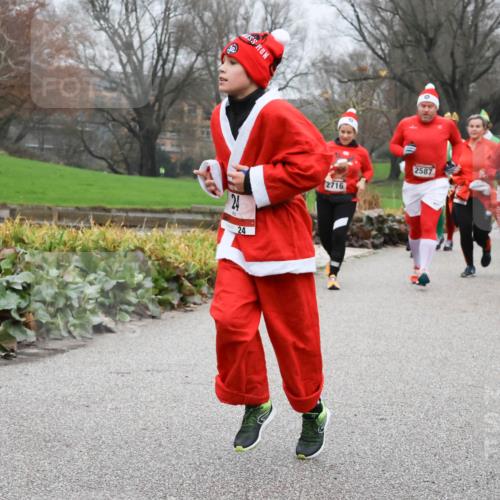 08.12.2024 - St. Pauli X-Mass-Run No. 14 Strokosch-Dieckow http://msf.ph/oto/7502712 08.12.2024 09:56:03 Laufen 24, 24, 2716, 2587, 690 meine-sportfotos.de