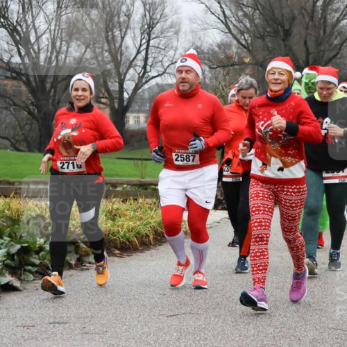 08.12.2024 - St. Pauli X-Mass-Run No. 14 Strokosch-Dieckow http://msf.ph/oto/7502714 08.12.2024 09:56:05 Laufen 2716, 2587, 23, 2350, 2501, 851, 690 meine-sportfotos.de