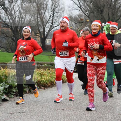 08.12.2024 - St. Pauli X-Mass-Run No. 14 Strokosch-Dieckow http://msf.ph/oto/7502715 08.12.2024 09:56:05 Laufen 2716, 14, 2587, 23, 2350, 2501, 2501, 176, 690, 22 meine-sportfotos.de